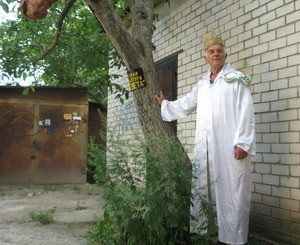 Крымский пенсионер наращивает елкам макушки 