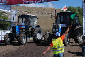 Под Симферополем прошли первые всеукраинские гонки на тракторах 
