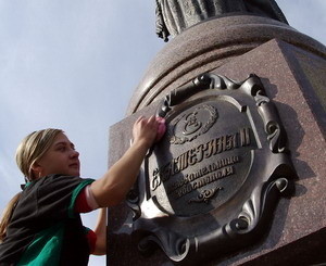 В Севастополе водкой помыли памятник Екатерине 