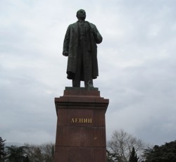 В Крыму продолжают возводить памятники Ленину 