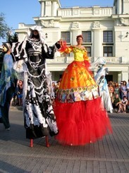 Евпаторийский театр на ходулях участвует в «Минуте славы» 