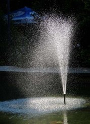 В центре Керчи из-под асфальта забил фонтан воды 