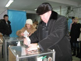 Мэр Симферополя пришел голосовать без жены 