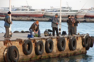 Рыбаки требуют запретить промысел рыбы у берегов Ялты 