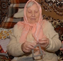 100-летняя крымчанка вяжет носки для всей семьи 