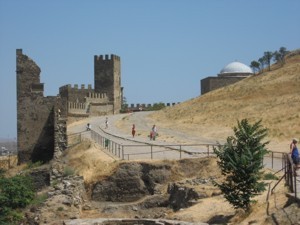Под Генуэзскую крепость неизвестные сделали подкоп 