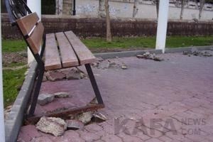 Вандалы вырвали скамейки на Набережной Феодосии 