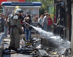 В центре Ялты дотла сгорели два торговых павильона 