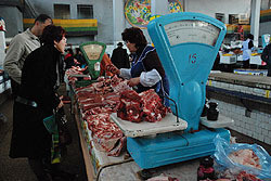 Селяне везут на симферопольские рынки сомнительное мясо 