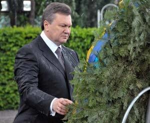 В Киеве продают еловый венок, упавший на Януковича [ВИДЕО]