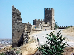 Отдыхающие «штурмуют» Генуэзскую крепость