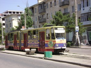 В Евпатории туристы днем ездят на трамвае, а ночью на такси