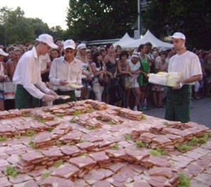 Севастопольцев накормили гигантским бутербродом [Фото] 