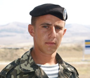 В Крыму морского пехотинца наградили за спасение раненого на «Кировограде»