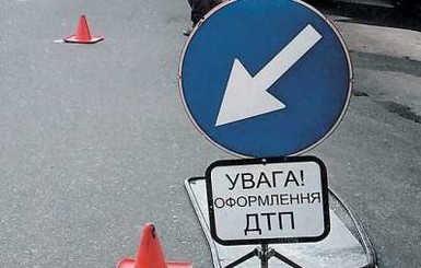 «Волга» врезалась в дерево, водитель и 8-летняя девочка погибли 