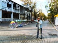 В центре Евпатории торгуют снимками с гигантскими мыльными пузырями