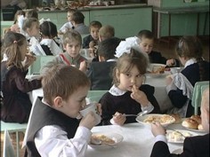 Севастопольских школьников кормили холодными супами и просроченными продуктами