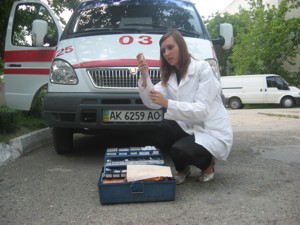 В Феодосии МЧСники помогали врачам транспортировать крымчанку весом 200 кило