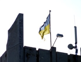 На Севастопольской администрации истрепались флаги