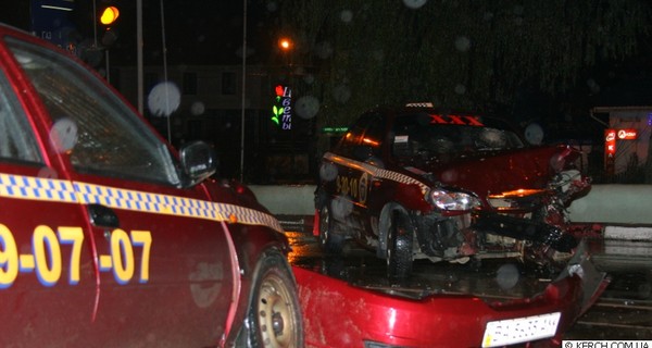 Зеркальная авария в Крыму: такси-близнецы столкнулись на мосту