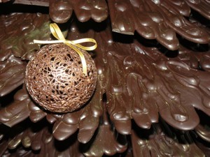В Симферополе приготовили двухметровую шоколадную елку