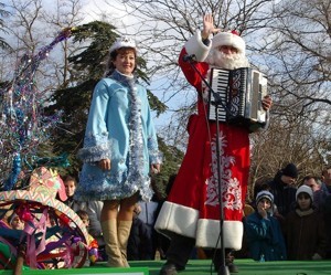В Ялте Деды Морозы прошлись по Набережной парадом