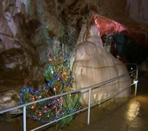 В крымской Мраморной пещере тоже зажгли новогоднюю елку