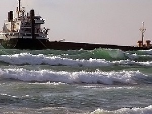 Сухогруз, севший на мель у берегов Крыма, будут снимать 8 января
