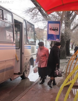 На Феодосийской остановке пассажир разбил голову об дорожный знак