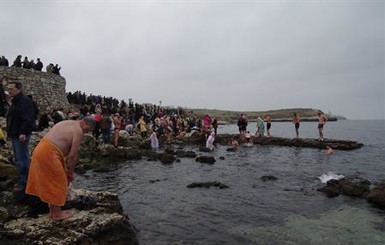 На Крещение на руинах древнего Херсонеса собрались сотни украинцев 