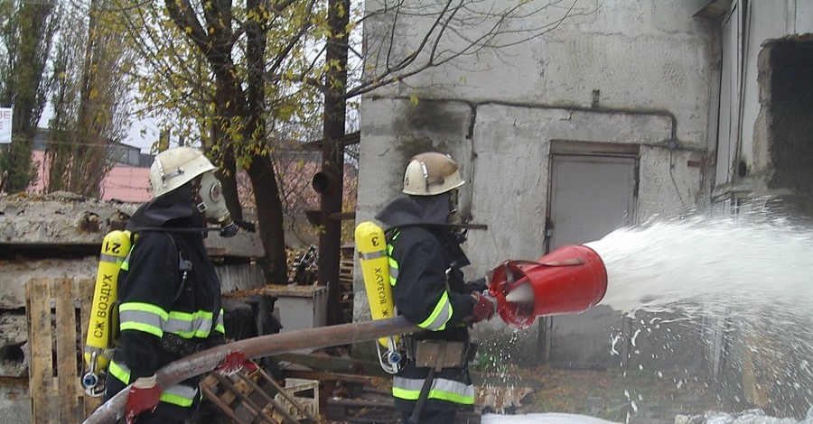 Севастопольского четырехлетнего погорельца вместо матери в больнице навещают пожарные
