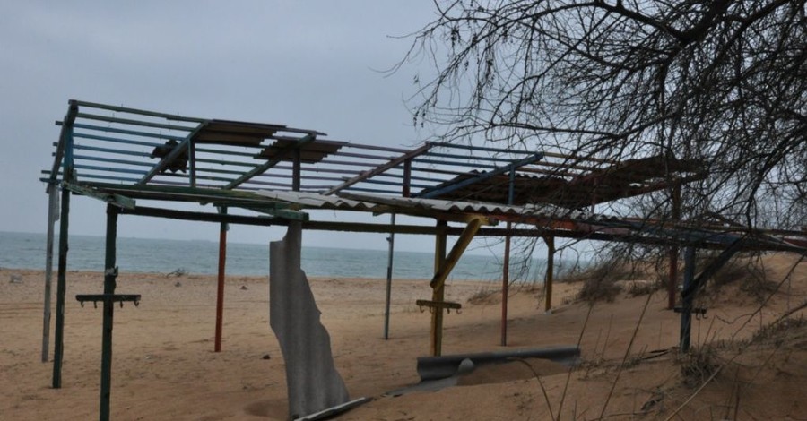 После зимы на керченских пляжах полная разруха