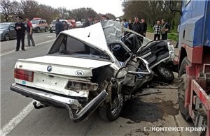 В Симферополе иномарка попала под колеса грузовика, погибли двое мужчин