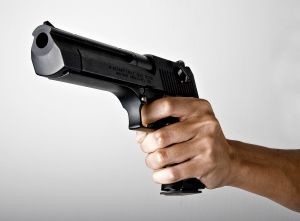 В Симферополе владелец иномарки размахивал пистолетом на дороге