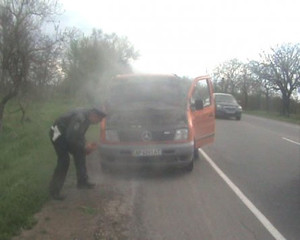Крымские ГАИшники остановили пламя в авто