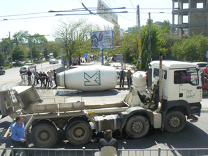 В Симферополе на дорогу перевернулась 6-тонная бочка с бетоном 