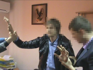 В крымскую тюрьму со светящимися руками отправятся инспектор и агент