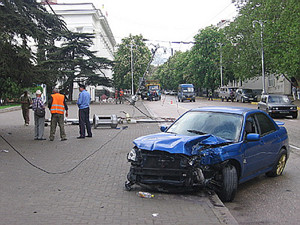В Севастополе авто завалило два фонарных столба