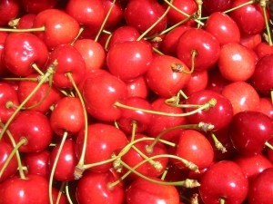 Крымчане на рынке покупают заморские фрукты