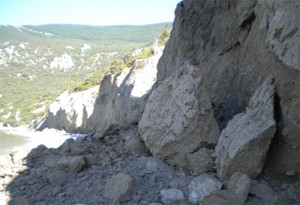 Крымский пляж  завалило камнями