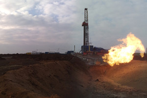 В Крыму неизвестные установили вышки и качают нефть