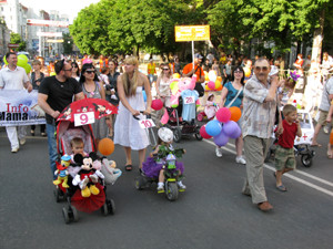 В Симферополе парад детских колясок возглавили морской волк и пират, а рядом ехали несколько карет «скорой помощи»
