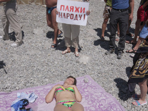 Крымчан не пускают на бесплатные пляжи