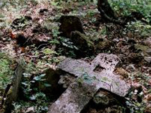 Малолетние вандалы разгромили кладбище в крымском селе