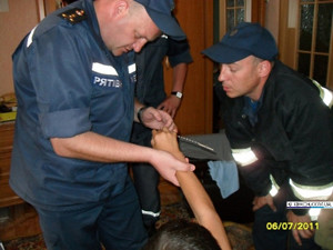 Керченские спасатели освободили мальчику палец из оков