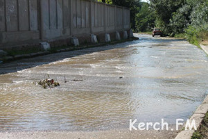 Из-за аварии в Керчи улицы заливает водой