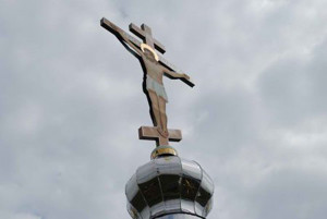 Поклонный крест, из-за которого в Феодосии воевали казаки и милиция, освятили