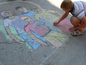В Евпатории дети рисовали мам и пап мелками на асфальте