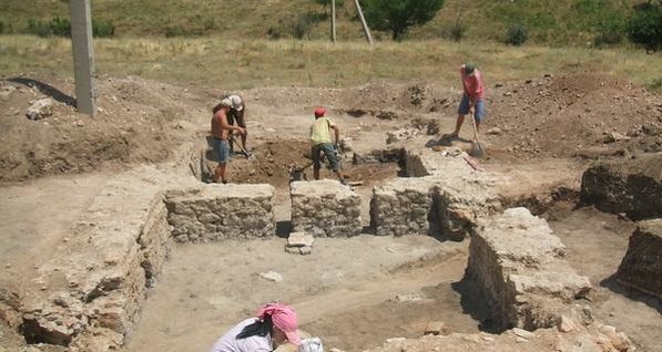 На развалинах бани археологи нашли серебряные монеты