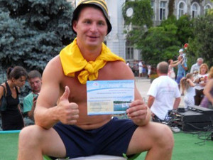 Курортник из Санкт-Петербурга выиграл путевку  и ящик вина в Евпатории